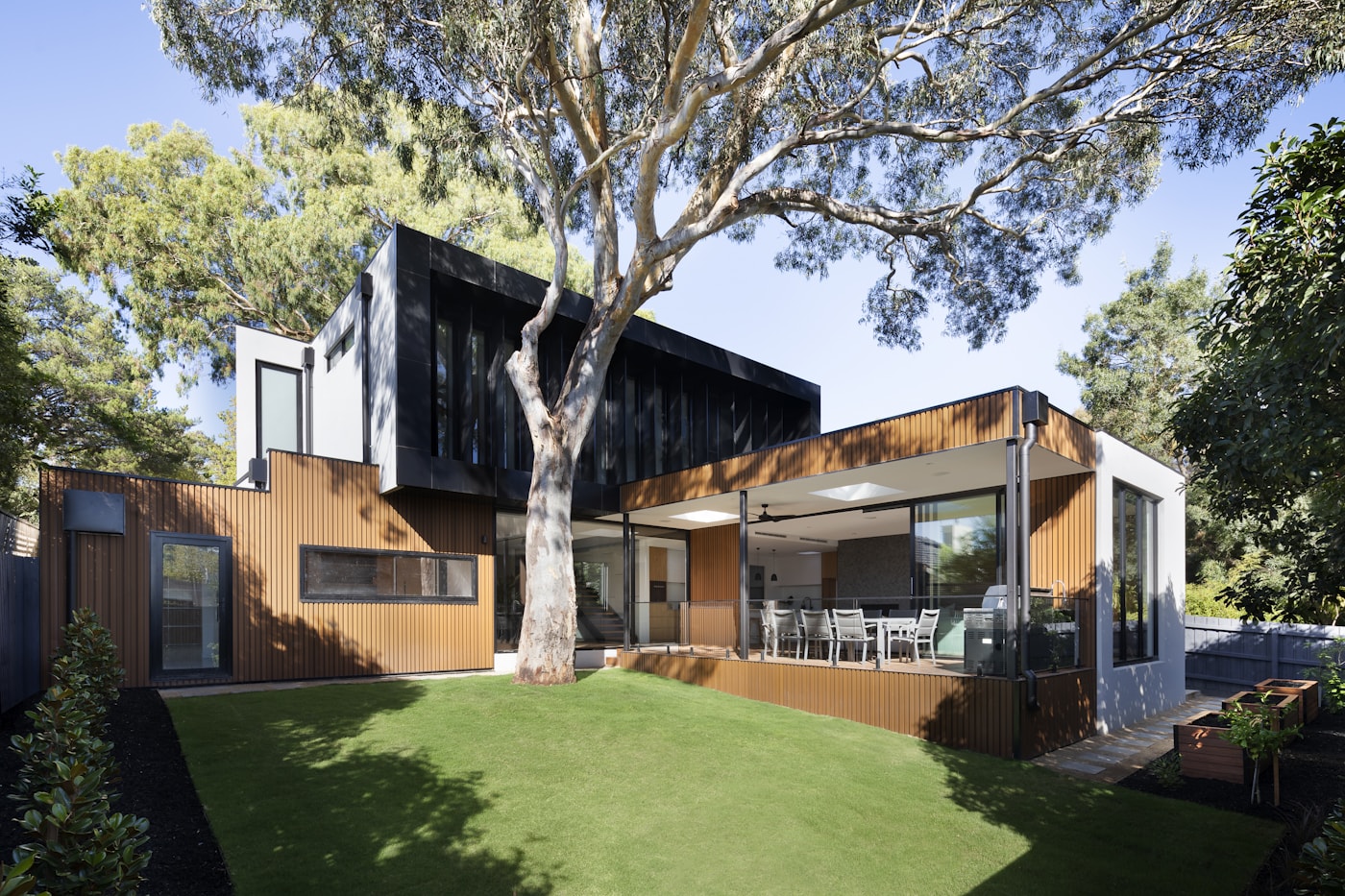 Arsitektur villa modern dengan material kayu