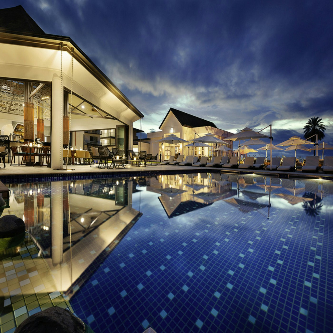 Kolam villa saat senja