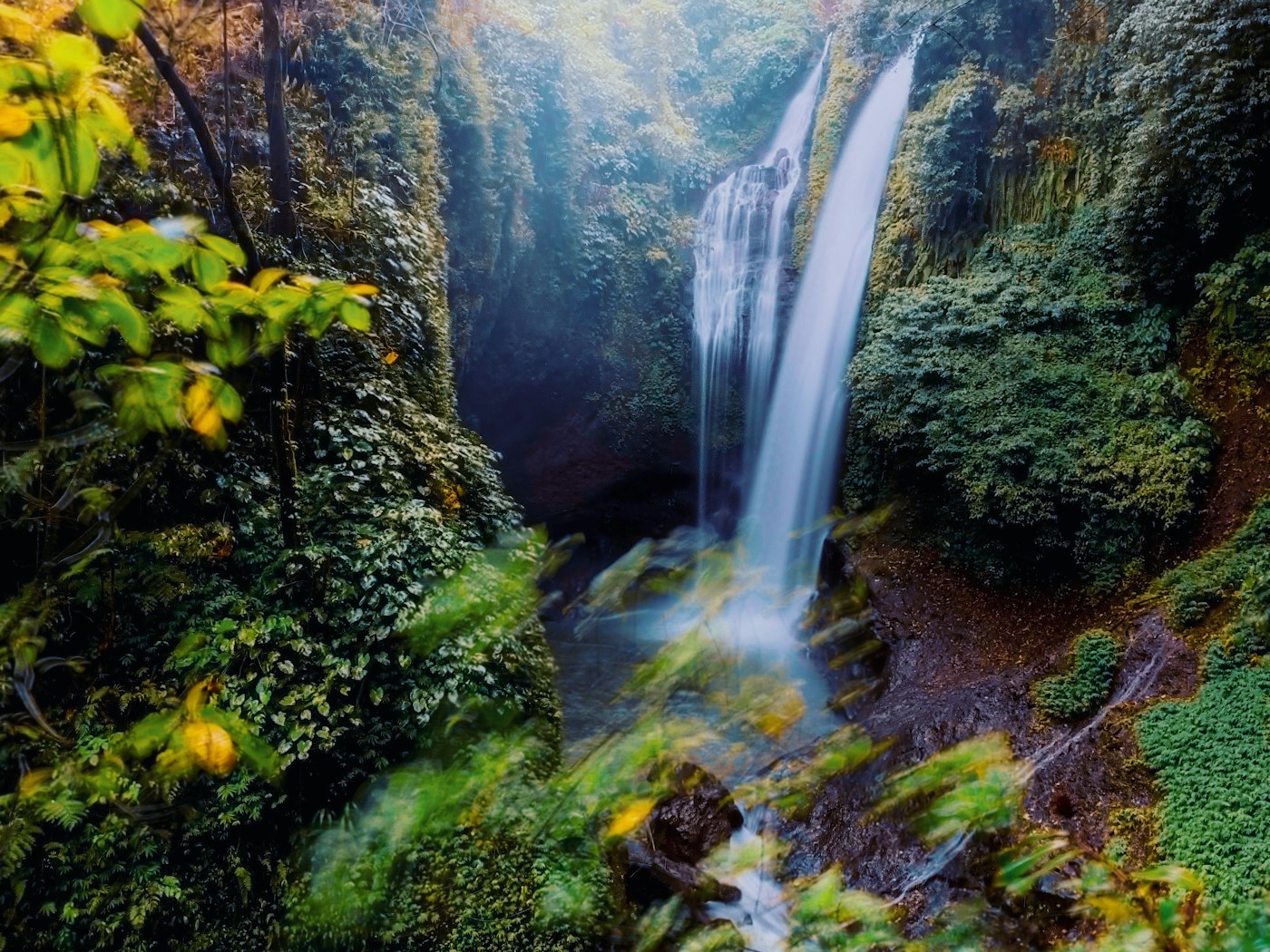 Air terjun alami di dalam hutan tropis Bali