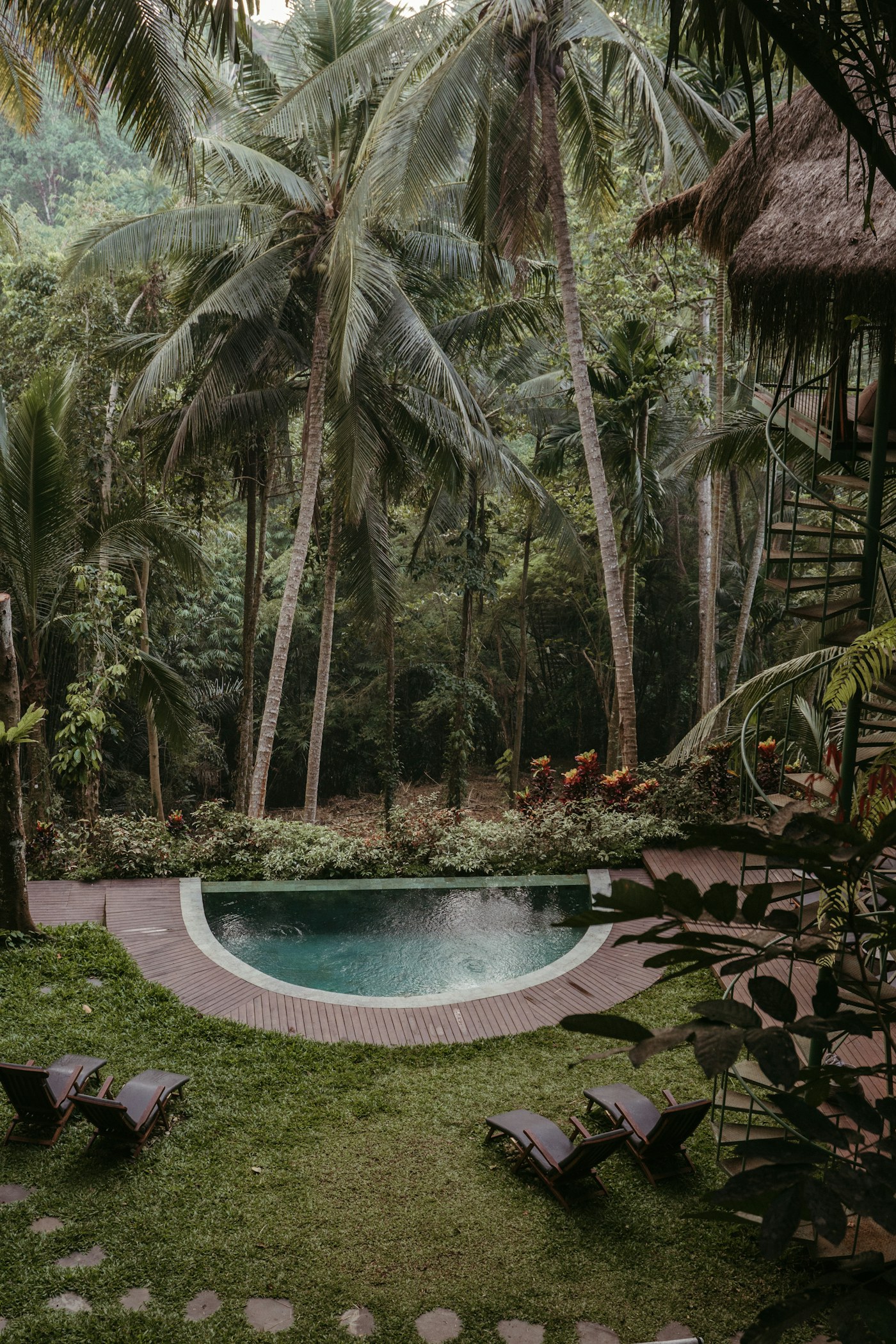 Kolam natural di tengah taman tropis Bali